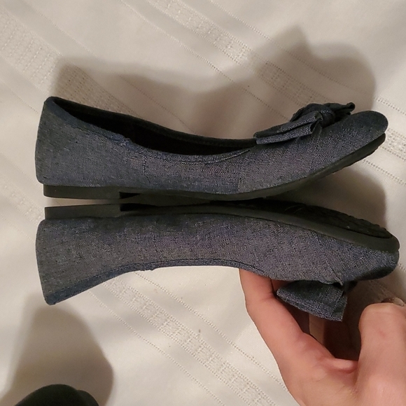 Childrens place size 4 canvas denim slip ins rubber sole - Picture 2 of 6